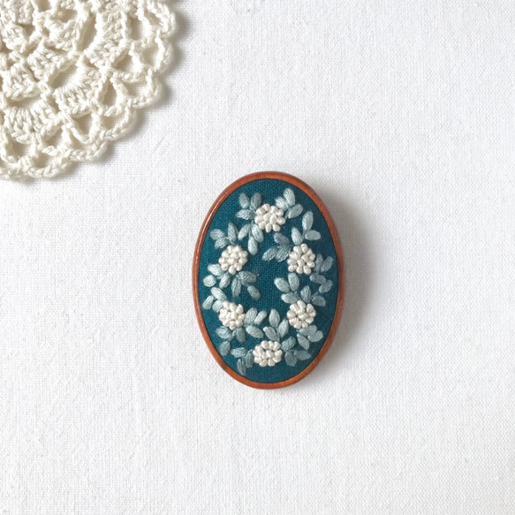 花の手刺繍ブローチ(濃緑・縦) 1枚目の画像