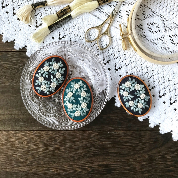 花の手刺繍ブローチ(濃緑・縦) 4枚目の画像