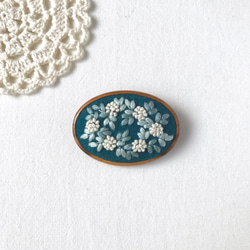 花の手刺繍ブローチ(濃緑・横) 1枚目の画像