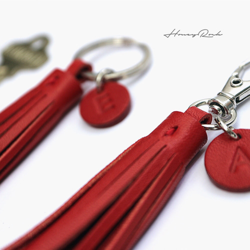 イニシャル刻印 タッセル キーホルダー 赤 キーリング HONEYROCK イニシャル刻印 タッセル キーホルダー 赤 キーリング HONEYROCK