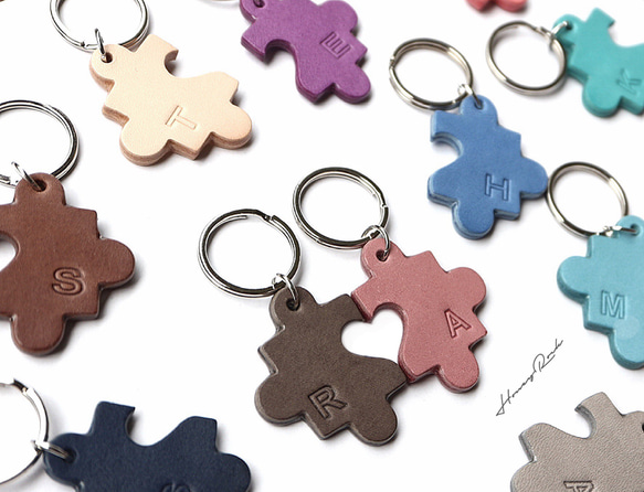 ペアセット】本革 こっそりハートのパズルピース型キーホルダー