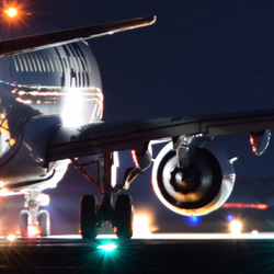 7u4■A4サイズ、空港での飛行機写真・夜景■オシャレなポスター2枚組 2枚目の画像