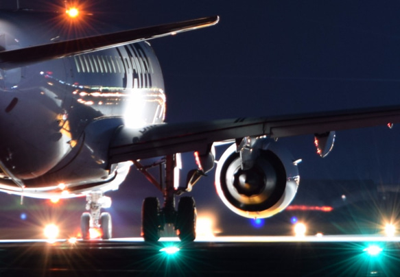 7u4■A4サイズ、空港での飛行機写真・夜景■オシャレなポスター2枚組 2枚目の画像