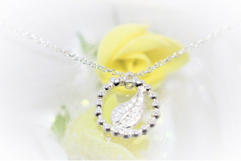 ｛送料無料｝葉とリングペンダント