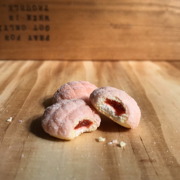 いちごクリームメロンパン 1枚目の画像