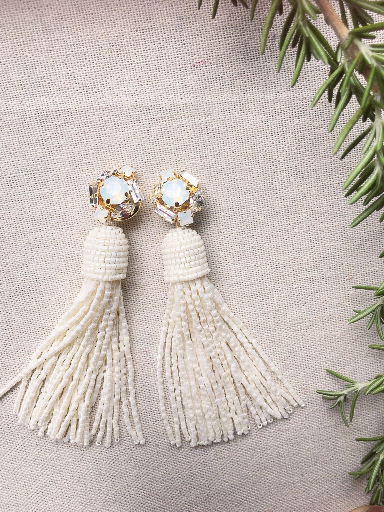 ホワイトビーズビーズタッセルピアスブライダル海外発送可