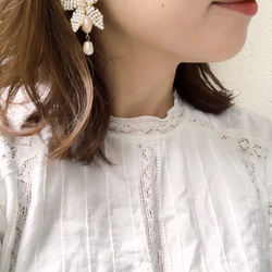 不對稱珍珠花朵耳環新娘可出貨海外 第5張的照片