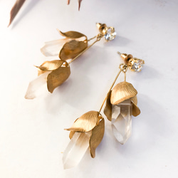 真鍮フラワー水晶ピアスブライダル海外発送可　ブライダルアクセサリー　ウェディングアクセサリー　結婚式 1枚目の画像