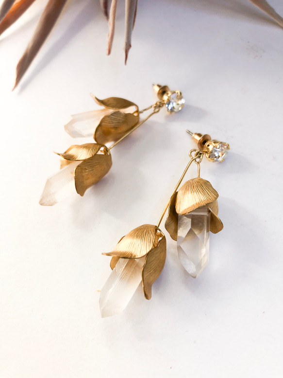 真鍮フラワー水晶ピアスブライダル海外発送可　ブライダルアクセサリー　ウェディングアクセサリー　結婚式 1枚目の画像