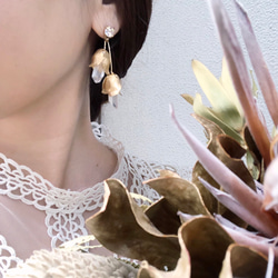 真鍮フラワー水晶ピアスブライダル海外発送可　ブライダルアクセサリー　ウェディングアクセサリー　結婚式 3枚目の画像