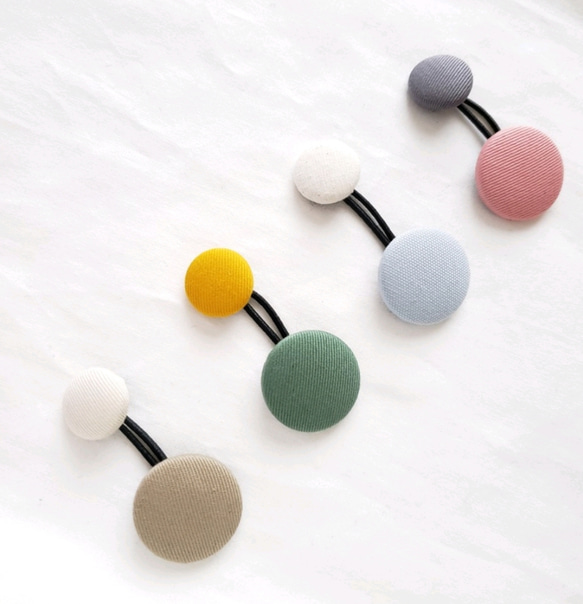 【お洒落な2color】 ゴムの付け替えができる カラフルボタンの　キッズヘアゴム　ベビーヘアゴム 3枚目の画像