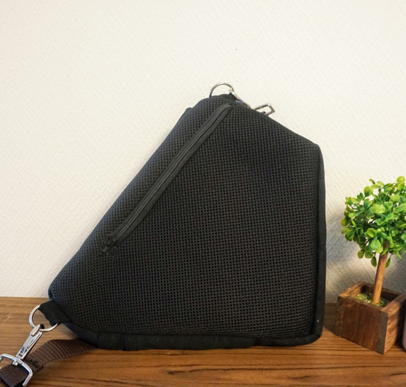 figure technologieオシャレ三角バッグ「E285」ストライプ ユニセックス 4枚目の画像