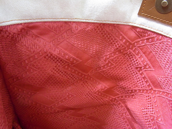 THE DOLLS  タブレットも入るクラッチバッグ タブレット保護用クッション付き 倉敷帆布 x 着物 （ホワイト） 5枚目の画像