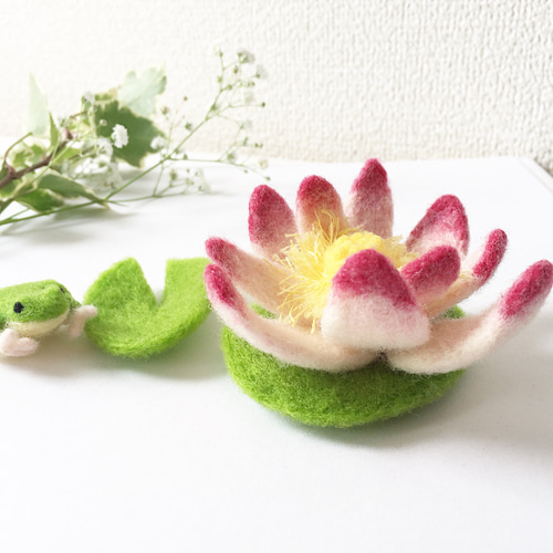 蜜蜂 羊毛フェルト 蛙 専用 日光浴 温泉 パピヨン