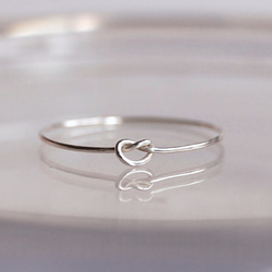 SV925 銀の糸を結んだ指輪　ピンキーリングにぴったりなノットリング。 2枚目の画像