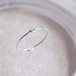 SV925 銀の糸を結んだ指輪　ピンキーリングにぴったりなノットリング。 3枚目の画像