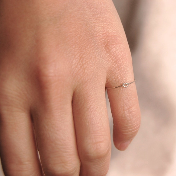 SV925 銀の糸を結んだ指輪　ピンキーリングにぴったりなノットリング。 7枚目の画像