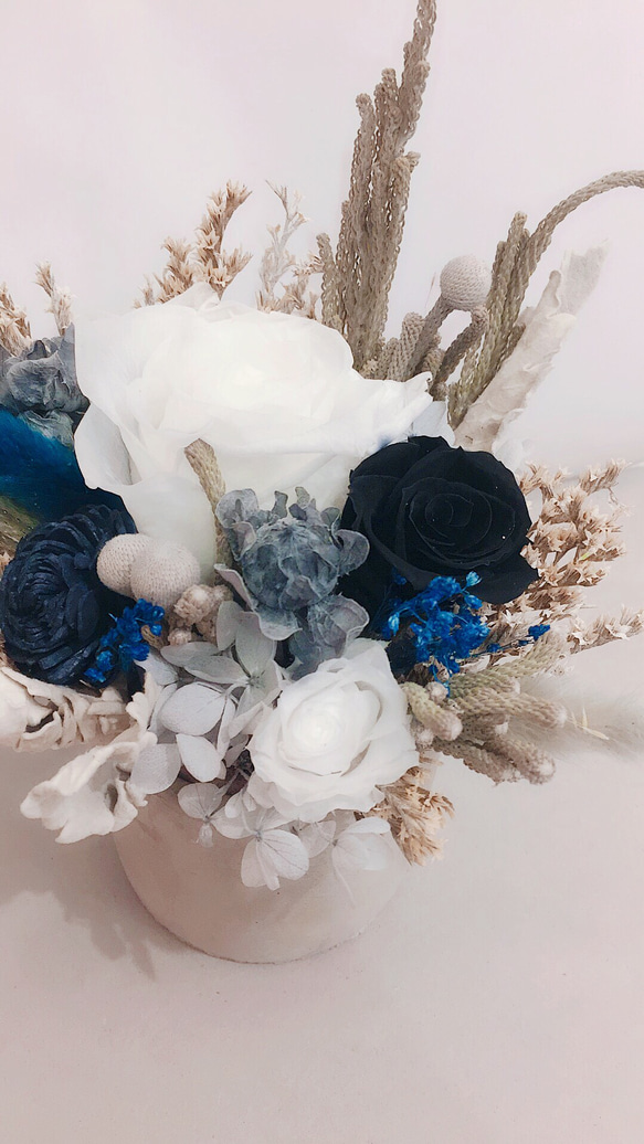 《賣花的老女孩》深藍海洋系列永生盆花 第3張的照片
