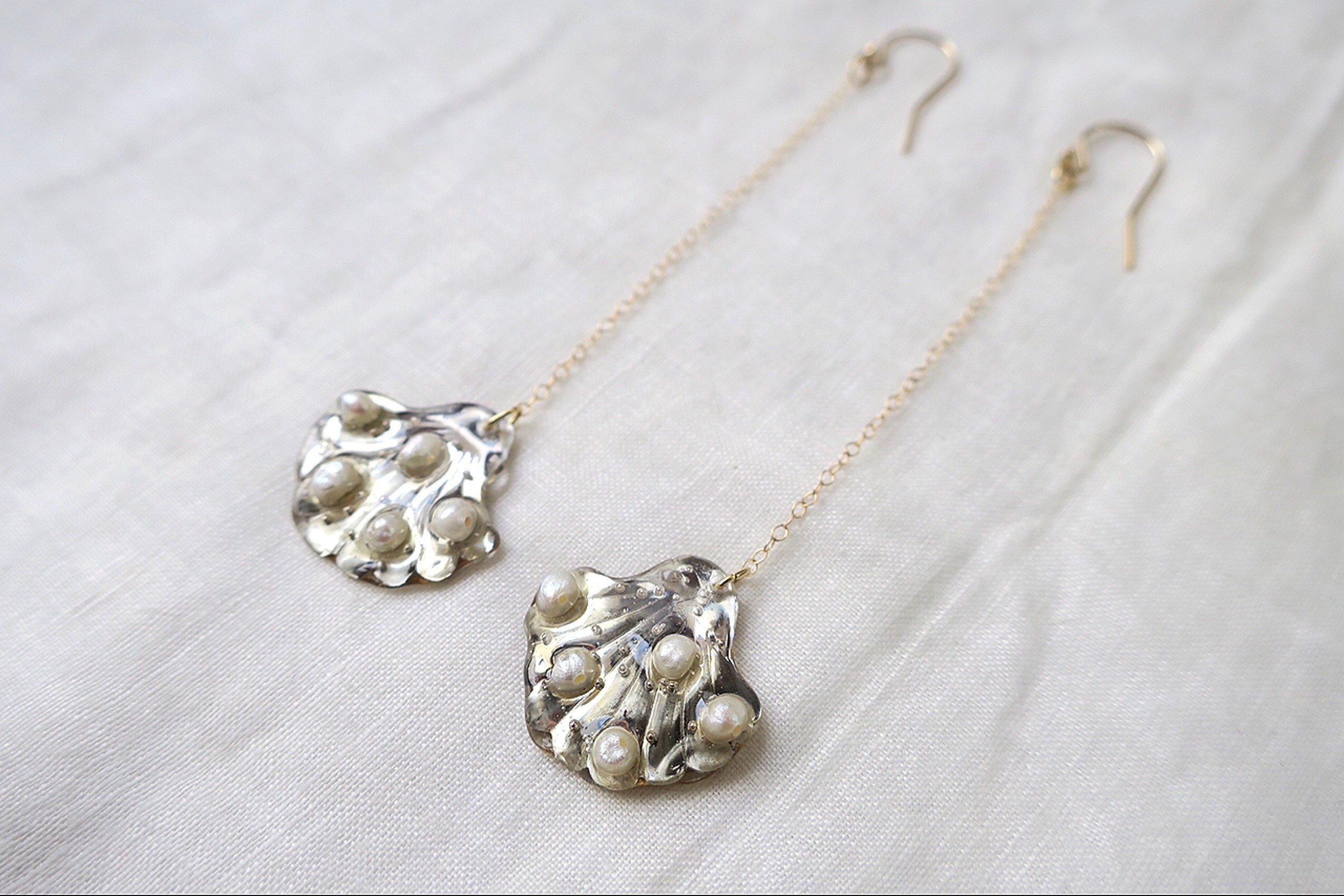 -   paillettes  -  揺れる小さなシェルロングピアス（ドットパール）no.770