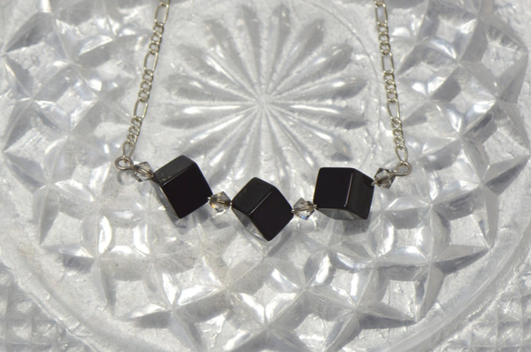 黒とカラーのクリスタル-黒と白のミニマリスト瑪瑙ラインストーンスターリングシルバーネックレス 1枚目の画像