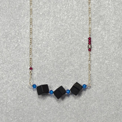 黑與色彩結晶-藍紅 瑪瑙水鑽純銀項鍊 第2張的照片