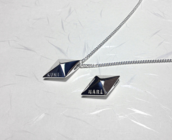 11面で構成されたひし形シェイプのシルバーネックレス/アルファベット