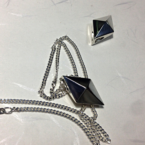 11面で構成されたひし形シェイプのシルバーネックレス/アルファベット