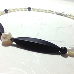 つや消しオニキスと淡水パールのチョーカー/オニキスのカットが魅力的な一点ものです 1枚目の画像
