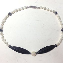 つや消しオニキスと淡水パールのチョーカー/オニキスのカットが魅力的な一点ものです 2枚目の画像