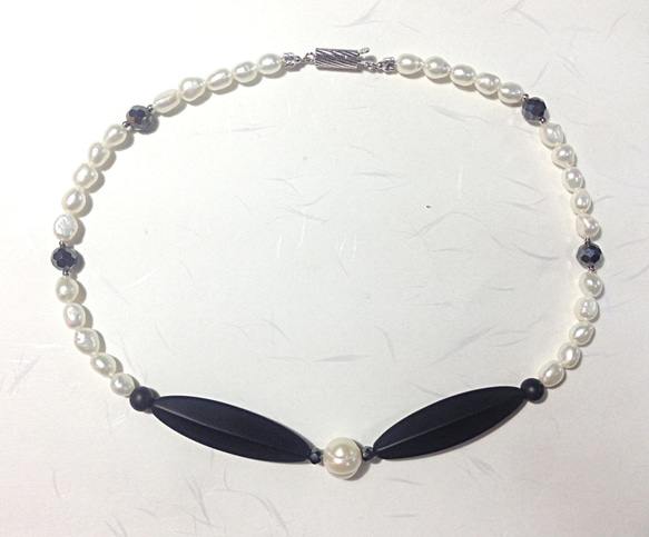 つや消しオニキスと淡水パールのチョーカー/オニキスのカットが魅力的な一点ものです 2枚目の画像