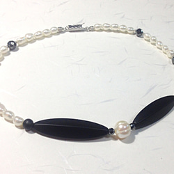 つや消しオニキスと淡水パールのチョーカー/オニキスのカットが魅力的な一点ものです 6枚目の画像