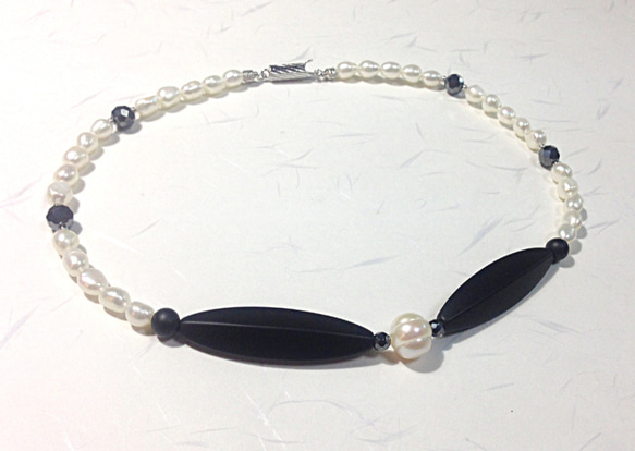 つや消しオニキスと淡水パールのチョーカー/オニキスのカットが魅力的な一点ものです 6枚目の画像