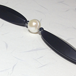 つや消しオニキスと淡水パールのチョーカー/オニキスのカットが魅力的な一点ものです 3枚目の画像