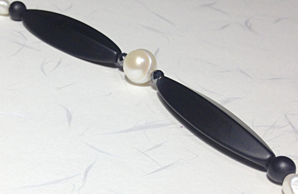 つや消しオニキスと淡水パールのチョーカー/オニキスのカットが魅力的な一点ものです 3枚目の画像