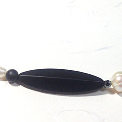 つや消しオニキスと淡水パールのチョーカー/オニキスのカットが魅力的な一点ものです 4枚目の画像