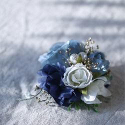 ブルーの薔薇　くすみブルー　パール　ゴールドのカスミ草　2wayコサージュ 3枚目の画像