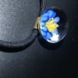 青いお花のヘアゴム 3枚目の画像