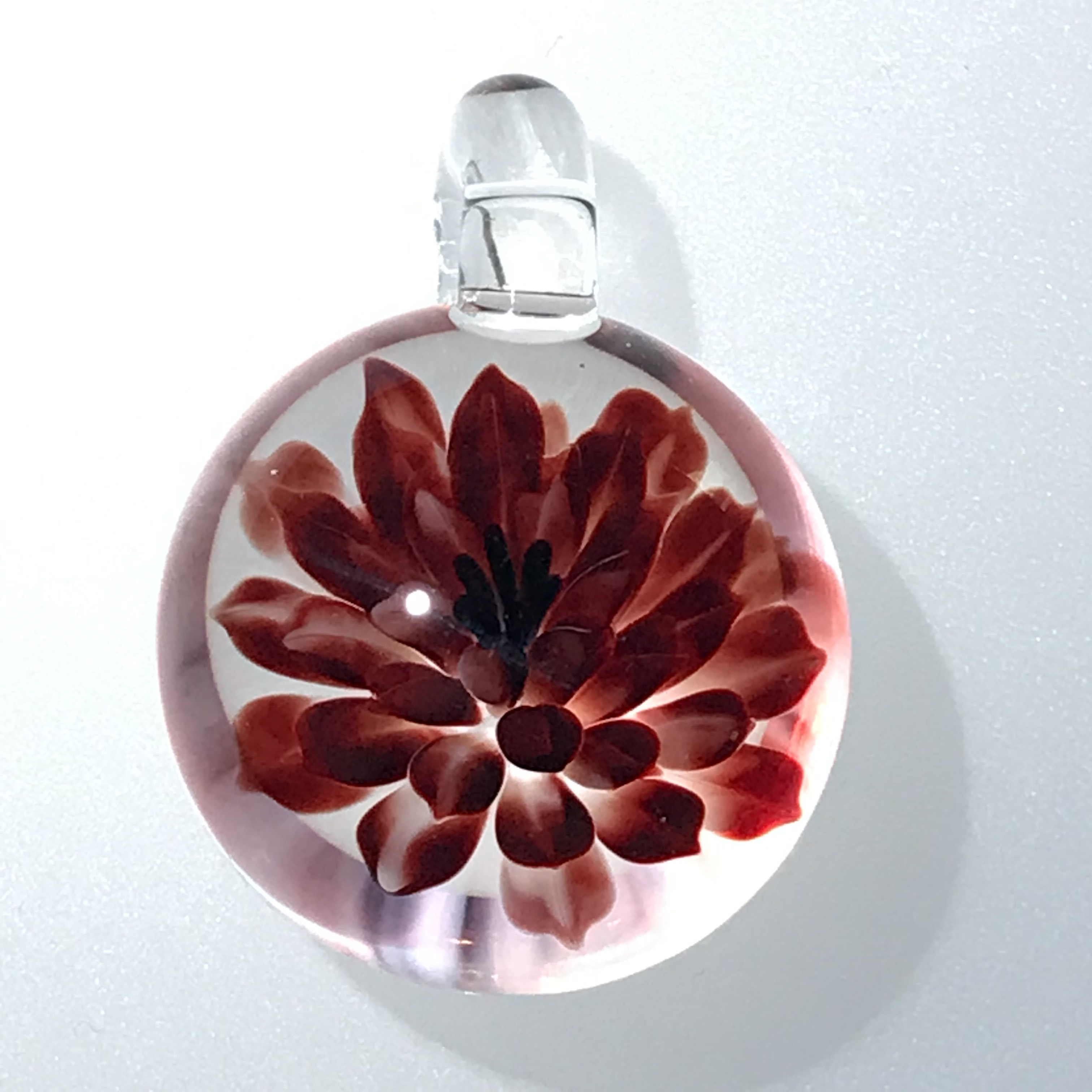 お花のペンダントトップ　赤×黒