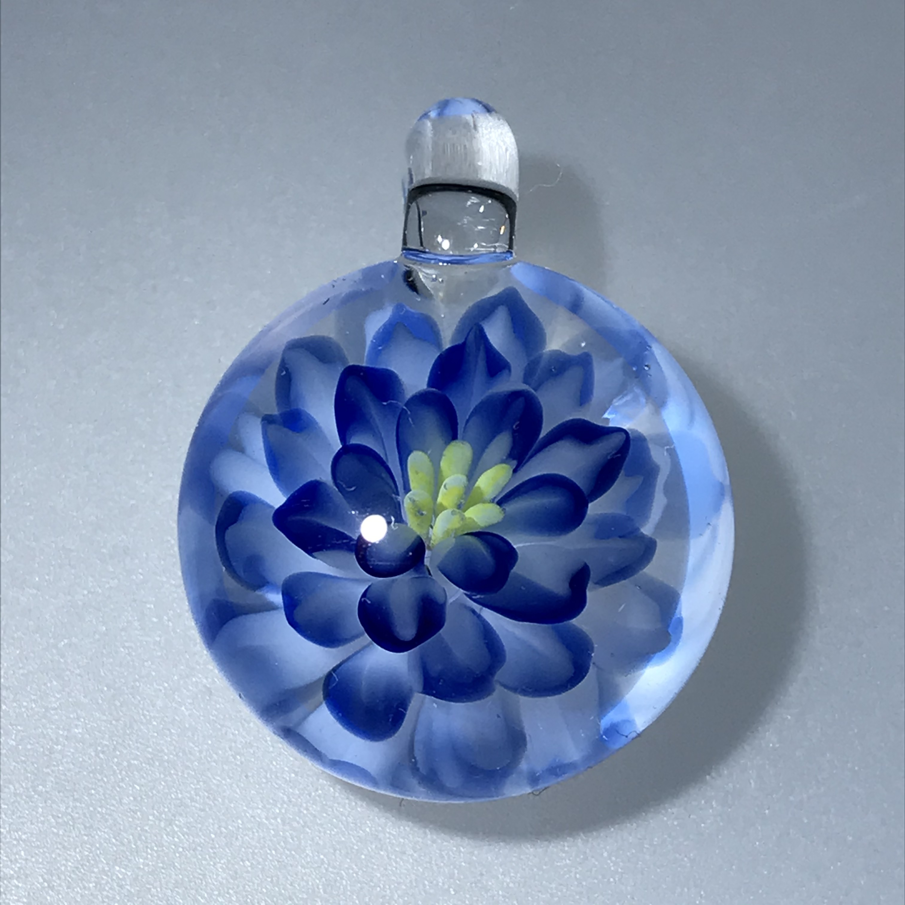 お花のペンダントトップ　青×黄色