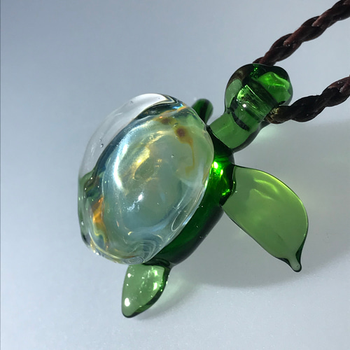 宇宙模様のウミガメペンダント 緑 ネックレス・ペンダント aki