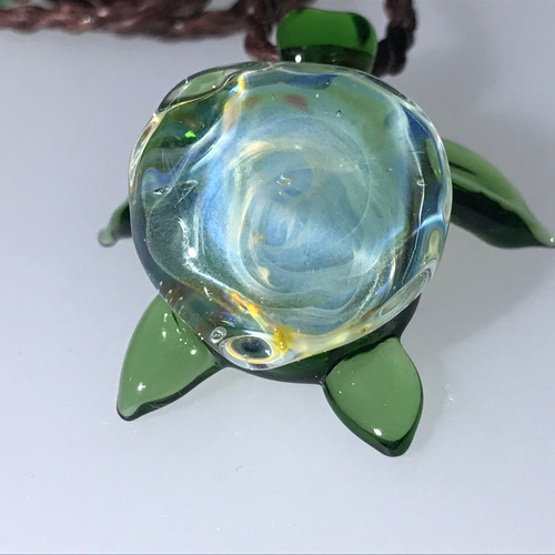 宇宙模様のウミガメペンダント 緑 ネックレス・ペンダント aki