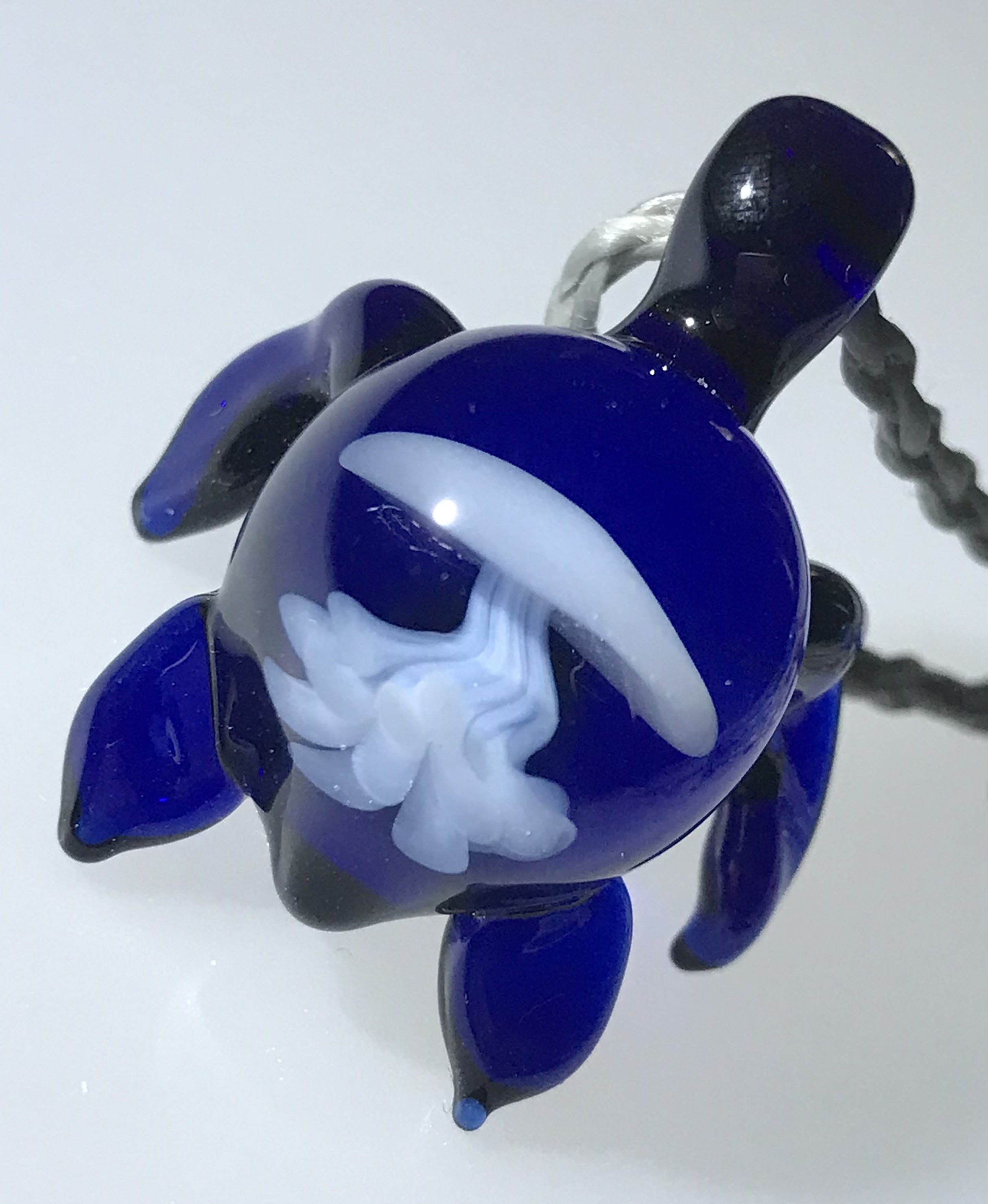 クラゲ入りのウミガメペンダント　青