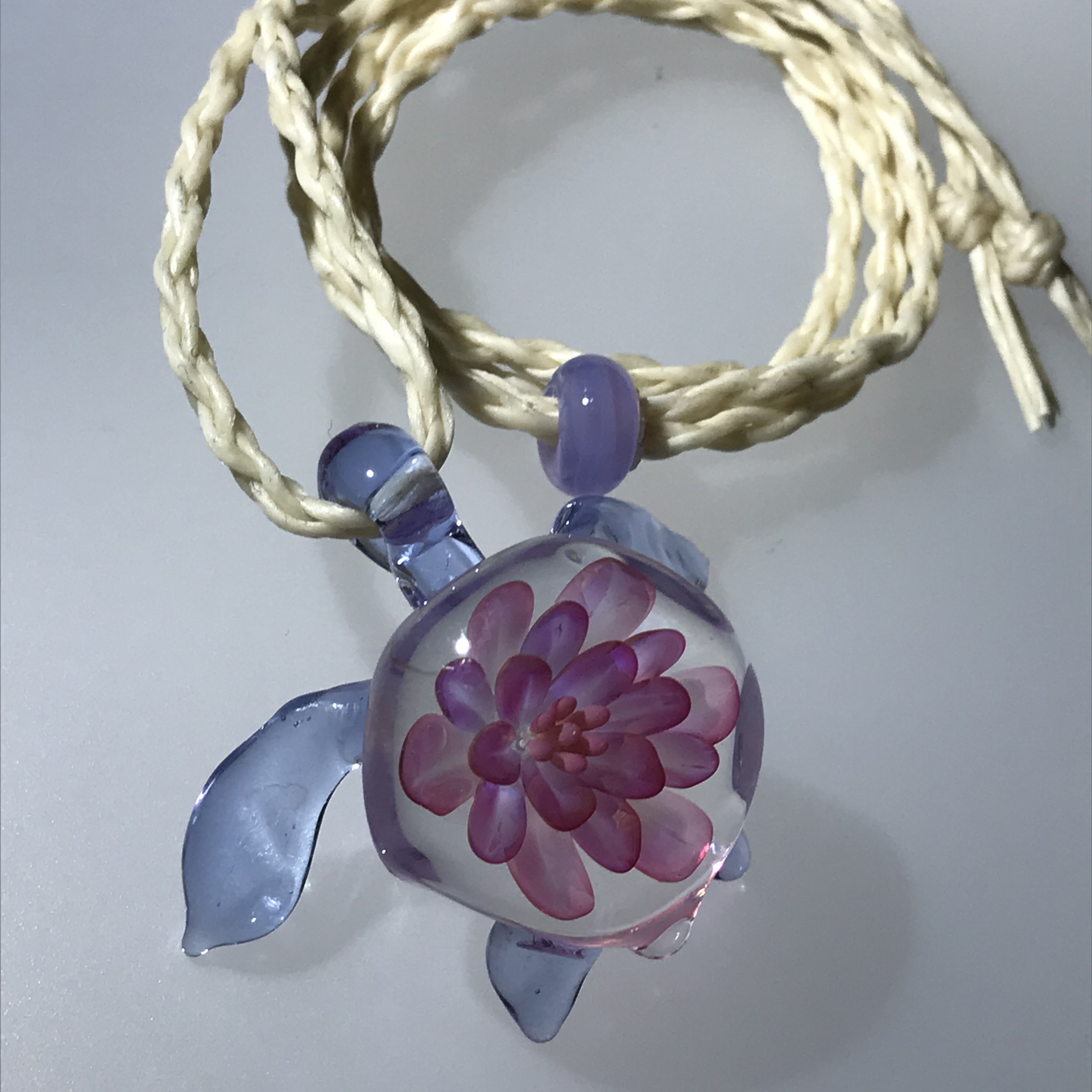 花模様のウミガメペンダント　　ピンク