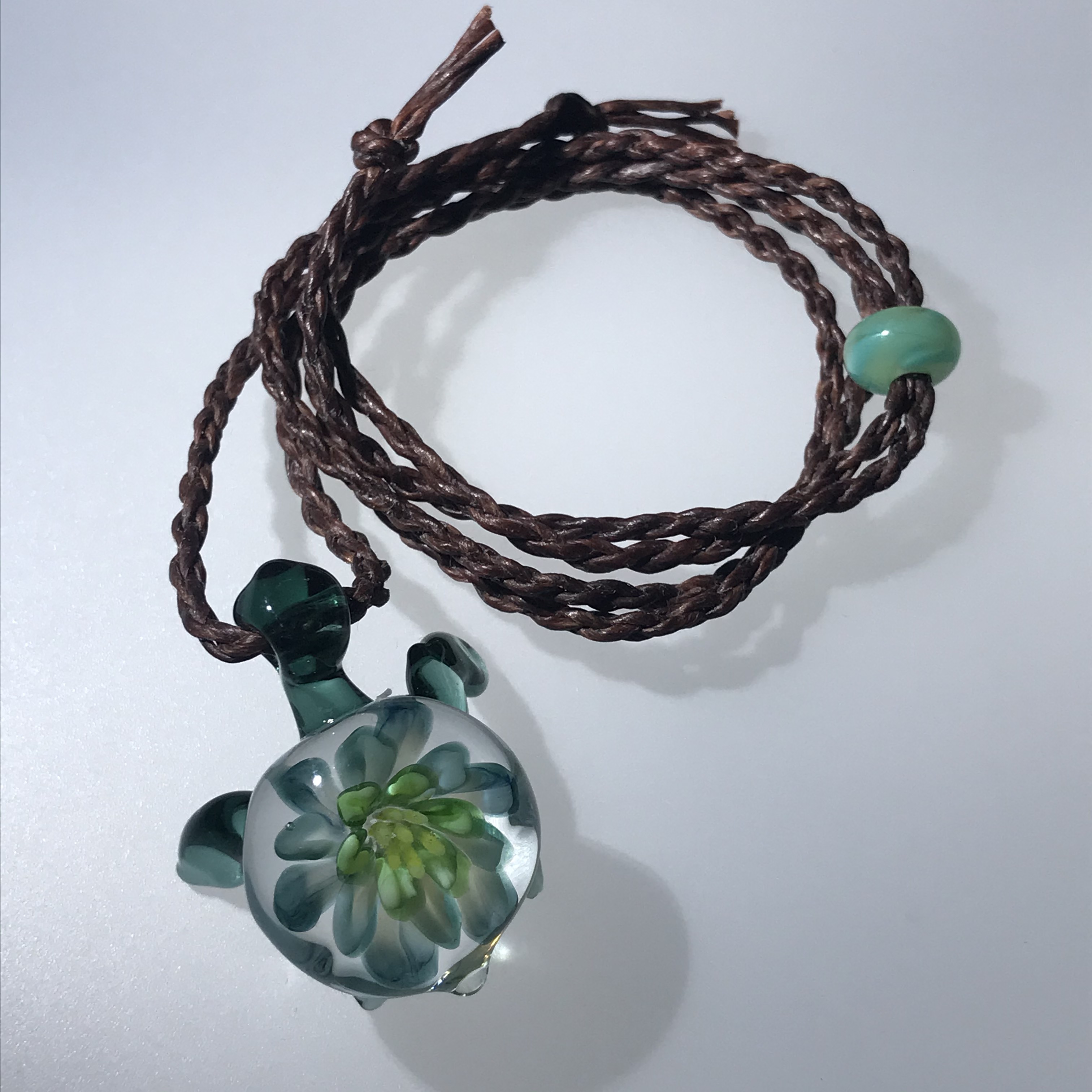 花模様のウミガメペンダント　緑 13,500円