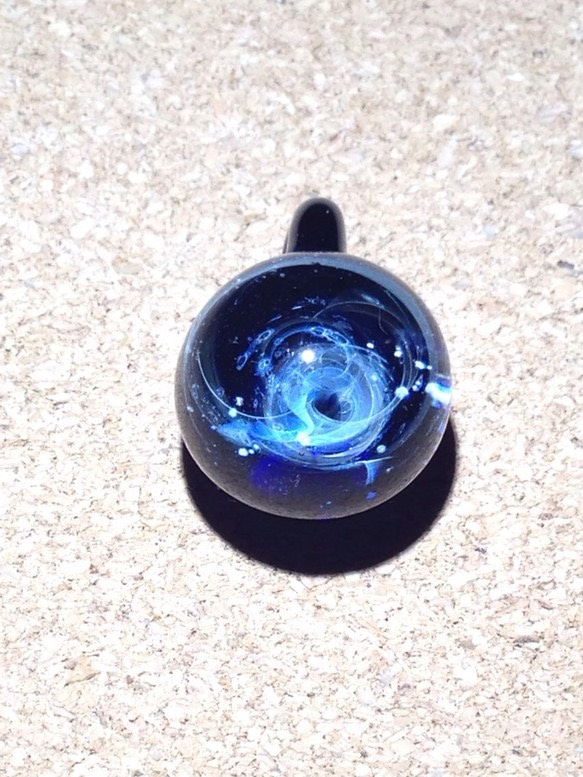 ぐるぐる宇宙のペンダントTOP　青 1枚目の画像