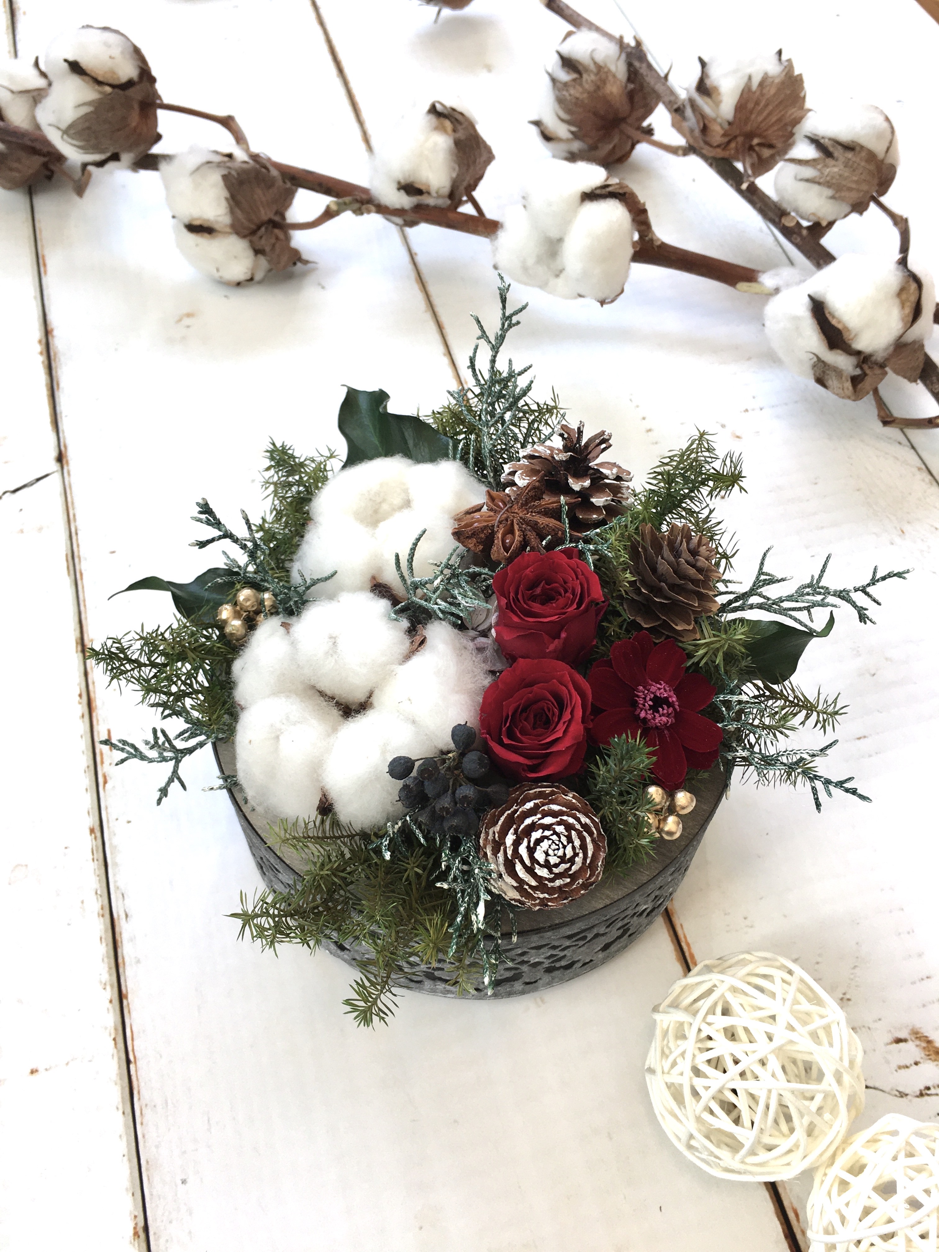[送料無料]コットンフラワーとバラのぬくもりアレンジ　誕生日　プレゼント　結婚祝い　新築祝い　クリスマス　木の実