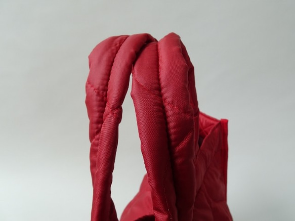 尼龍絎縫圓形手提包&lt;紅色&gt; 第5張的照片