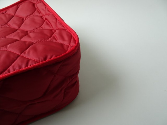 尼龍絎縫圓形手提包&lt;紅色&gt; 第6張的照片