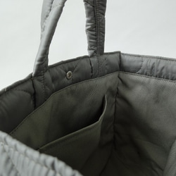尼龍絎縫圓形手提包&lt;灰米色&gt; 第5張的照片