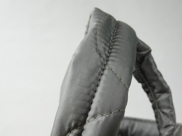 尼龍絎縫圓形手提包&lt;灰米色&gt; 第7張的照片